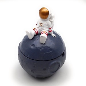 灰皿 惑星の上に座る宇宙飛行士 球形 蓋付き (ゴールド)