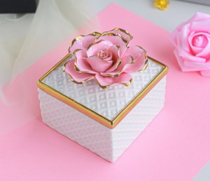 小物入れ バラの蓋 ゴールドの縁取り 凹凸のあるパターン柄 陶器製 (角柱形×ピンクの花)