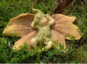 置物 大きな葉の上で眠る妖精 (両手を上げる姿勢)