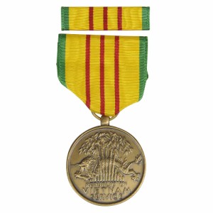 アメリカ軍放出品 記章 ベトナムサービスメダル ベトナム戦争従軍記章 略綬付き デッドストック[ra12382]