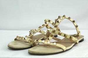 VALENTINO ヴァレンティノ Rockstud Asymmeic Flat Sappy Sandal ロックスタッズ アシンメトリック ストラップ フラット サンダル ホワイ