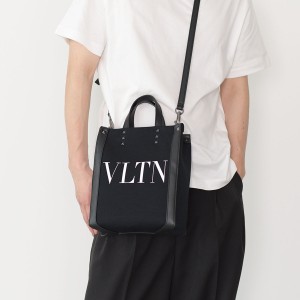 VALENTINO ヴァレンティノ バッグ VLTN エコラボキャンバスミニバッグ 2B0B78 PYY BLACK WHITE ブラック ホワイト メンズ ショルダー シ