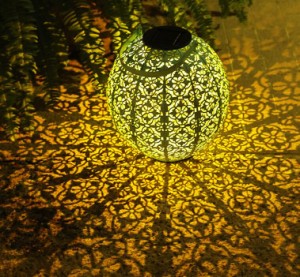 庭の庭のテラスの芝生のためのLEDの太陽ランタンの屋外の装飾的な金属の掛かるライト