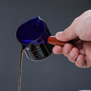 2つの注ぎ口が付いているガラス製計量カップ 耐熱木製ハンドル ミルクコーヒーカップ 目盛り付き