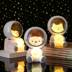 樹脂宇宙飛行士の夜の光かわいい宇宙飛行士ランプの誕生日プレゼントホームリビングルームのデスクトップの装飾