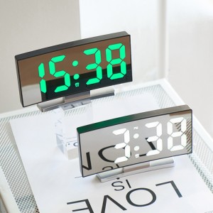 LEDデジタル目覚まし時計大型ディスプレイ電子曲面スクリーン卓上時計、電源オフメモリ機能付き