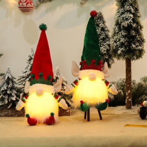 ホームパーティーのための光の輝く卓上装飾品とクリスマス手作りノームぬいぐるみ人形