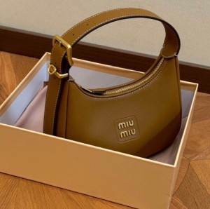 miumiu カメラ バッグの通販｜au PAY マーケット