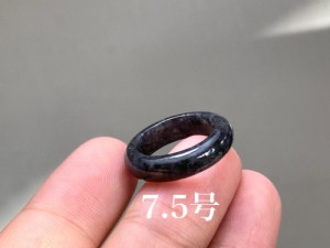 L5-94 小指 黒翡翠 7.5号 ミャンマー産天然 A貨 本翡翠 くりぬき リング