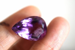163 特売 上品 大玉 天然 アメジスト 雫 アメシスト 紫水晶 ２月誕生石 天然石 ルース 裸石