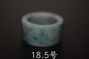 135-7 美品 18.5号 天然 翡翠 グレー リング 板指 広幅  指輪 硬玉 馬鞍くりぬき 誕生石