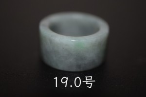 135-6 特売 19.0号 天然 翡翠 グレー リング 板指 広幅  指輪 硬玉 馬鞍くりぬき 誕生石