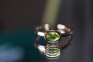 RG04 天然 細工製作 宝石質 天然 碧の宝石 ペリドット 太陽の石 覆輪留 リング 指輪 ピンクゴールド フリーサイズ 18KGP 金属アレルギー