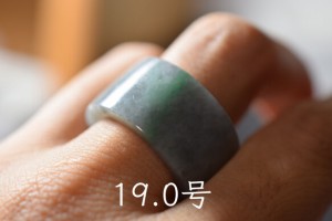 134-30 美品 19.0号 天然 翡翠 グレー リング 板指 広幅  指輪 硬玉 馬鞍くりぬき 誕生石