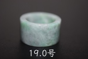 39-1 美品 19.0号 天然 翡翠 グレー リング 板指 広幅  指輪 硬玉 馬鞍くりぬき 誕生石