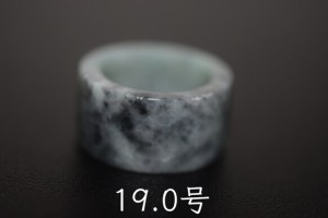 131-4 特売 19.0号 天然 翡翠 グレー リング 板指 広幅  指輪 硬玉 馬鞍くりぬき 誕生石