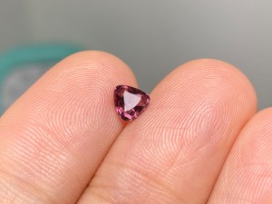 RS4-22 宝石質 高貴の蘇芳紫色 スピネル ミャンマー産 ルース 三角形