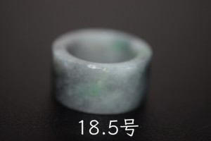 131-6 特売 18.5号 天然 翡翠 グレー リング 板指 広幅  指輪 硬玉 馬鞍くりぬき 誕生石