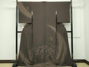 世界的人形師辻村寿三郎さん美しいあざみの花、振袖 グレー色風