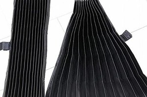 トラックカーテン 仮眠カーテン 日本製 大型中型兼用 プリーツ 黒 遮光性 一級遮光、遮光率99.99％巾２４０Ｘ９０？２枚入り トラック用