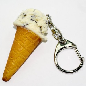 [ココナッツ・アクセサリー] 食品サンプルキーホルダー 食べちゃいそうなアイスクリーム(チョコチップ) 093OK