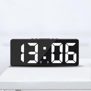 目覚まし時計 デジタルLED時計 置き時計 デジタル時計 おしゃれ シンプル 見やすい 明るさ調節可 USB給電 乾電池給電 音声制御機能 スヌ