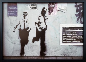アートフレーム バンクシー Banksy Leg It! IBA-62209 bic-9412943s1  アートパネル アートボード 壁紙 装飾フィルム 送料無料 北欧 モダ