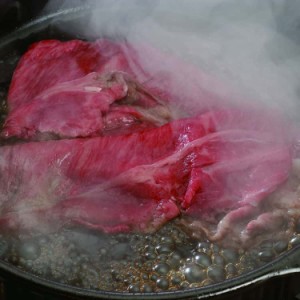 兵庫 神戸牛すきやき モモ バラ 400g 黒毛和牛 牛肉 日本三大和牛の一つ2009年には米メディアが選んだ「世界で最も高価な9種類の食べ物」