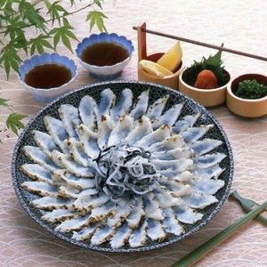 とらふぐたたき 70g 新鮮なとらふぐをたたきにしました 歯ごたえある風味豊なとらふぐをご賞味くださいお歳暮 お中元 お土産 ご進物 ギフ