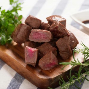 国産黒毛和牛サイコロステーキ （モモ）300g 黒毛和牛 牛肉 スライス 肉そのものにうまみのあるいい香りがありますので、ほどよい焼き加