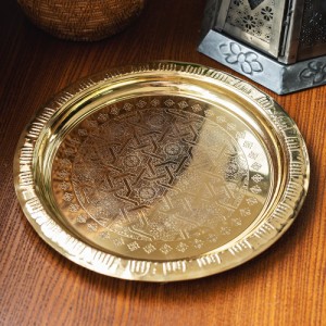  イスラム伝統のアラベスク模様が美しい 金色のブラス製ラウンドトレイ〔約25cm〕お盆 トレー / ゴールド プレート 配膳用品 インド 食器