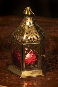  モロッコスタイルの透かし彫りLEDキャンドルランタン〔ロウソク風LEDキャンドル付き〕 〔レッド〕約15.5×9.5cm / キャンドルスタンド 