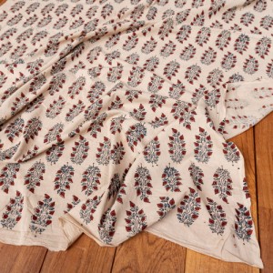  〔1m切り売り〕アジュラックプール村からやってきた 昔ながらの木版染め更紗模様布〔幅約111cm〕 ベージュナチュラル系 / テーブルクロ