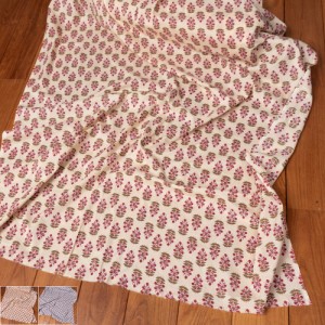  〔各色あり〕〔1m切り売り〕伝統息づく南インドから 昔ながらの更紗模様布〔約107cm〕 / ボタニカル 唐草模様 テーブルクロス おしゃれ 