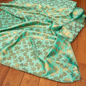  〔1m切り売り〕インドの伝統模様布 光沢感のあるブロケード生地 金糸〔約125cm〕グリーン系 / キラキラ布 豪華な布 テーブルクロス おし