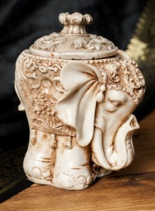  幸運のゾウ 蓋付き小物入れ ホワイト 約12cm / 神様 神様像 レジン インド 置物 エスニック アジア 雑貨