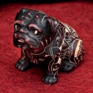  手彫り模様の座りパグ像 赤茶 5.5cm / レジン 神様 ヒンドゥー教 置物 犬 ブルドッグ インド エスニック アジア 雑貨