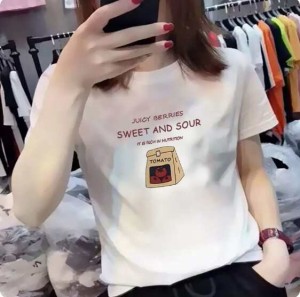 トマト柄ぺーパーバッグプリント ロゴ入り トップス Tシャツ ミディアム丈 半袖 襟なし ラウンドネック かわいい 大人可愛い シンプル カ