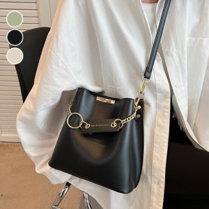 ショルダーバッグ 3色 バッグ チェーンチャーム付 フェイクレザー ショルダーBAG レディース 斜めがけ おしゃれ 肩掛けかばん 通勤バッグ