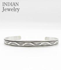 INDIAN JEWELRY ioz Bruce Morgan X^v[N oO NAVAJO NAVAJO STAMPED SILVER BANGLE IJ-336