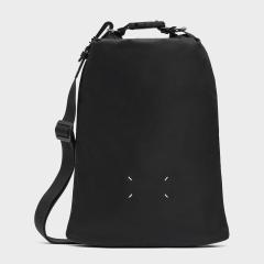 ���]���}���W�F���^MAISON MARGIELA �u�n�C�e�b�N�v���[���A�b�v �o�b�N�p�b�N �f�C�p�b�N�E�����b�N�T�b�N (�u���b�N) SB1WA0015 P6763 