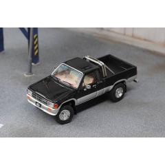 �Q�C���R�[�v�v���_�N�c 1/64 Toyota Hilux SR5 XTRA Cab 1985- (LHD) - �u���b�N / �V���o�[�yKS062-515�z�~�j�J�[  �ԕi���B