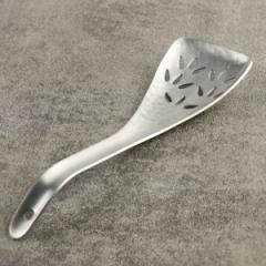 工房アイザワ アルミニウム 穴明レンゲ （ aizawa 穴あき ちゅうぼうこもの 日本製 レンゲ 鎚目 れんげ 蓮華 サービングスプーン 取り分