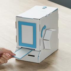 ダンボール おもちゃ カード販売機 WOWシリーズ 工作 組立 （ 工作キット ペパークラフト ペーパーアート キット 券売機 貯金箱 段ボール
