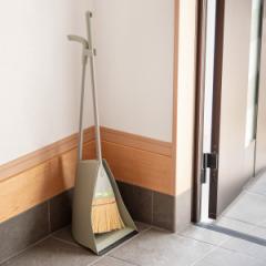 ほうき ちりとり セット 自立 フォレストグリーン （ 箒 ホーキ チリトリ 屋外 玄関 下駄箱 自立型 スリム かため 化学繊維 全長85cm 掃