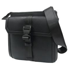 ARMANI EXCHANGE �A���}�[�j �G�N�X�`�F���W A/X �����Y�V�����_�[�o�b�O XM002568 AF22537 �u���b�N 2026�t�ĐV��