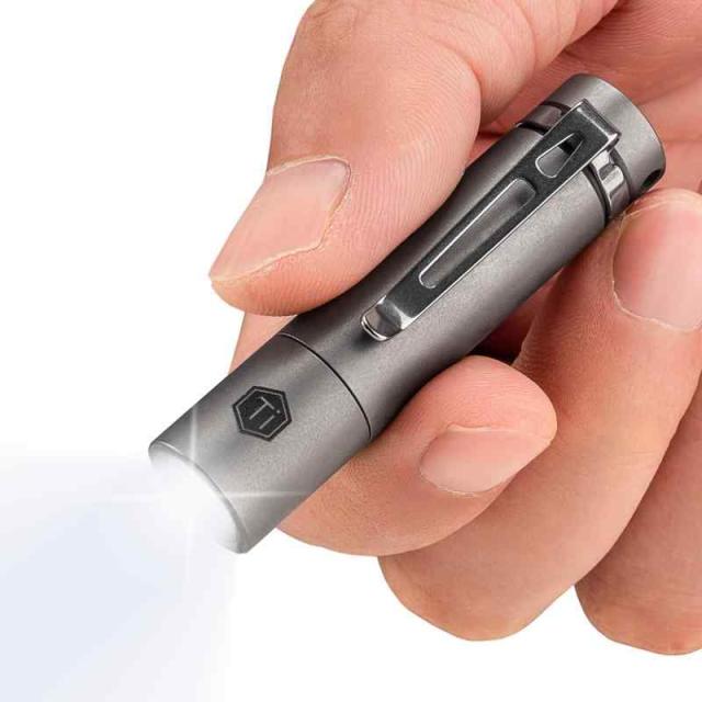 KeyUnity KF00 ミニライト キーホルダー 小型懐中電灯 キーホルダーライト 超小型LED 携帯 防水 チタン合金製 miniサイズ 超軽量 3個のボタン型電池対応 IPX8防水 耐衝撃 耐食性 実用点灯12時間 明るさedc懐中電灯 10g重量