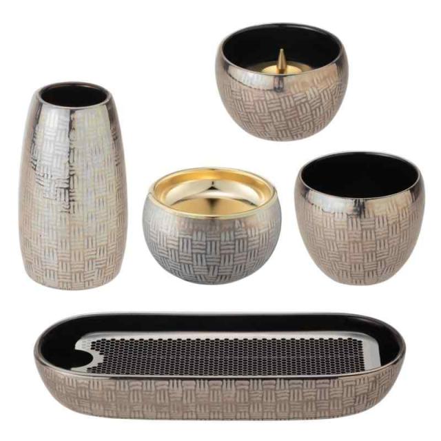 サンメニー 和 モダン 仏具 5点セット 本格 有田焼 日本製 インテリアに馴染む おしゃれ お花 ろうそく 線香 お茶 ご飯 現代仏壇 お仏壇 仏具小物 篭 市松模様 シルバー フラワースタンド キャンドルスタンド インセンスホルダー タンブラー コンパの通販は