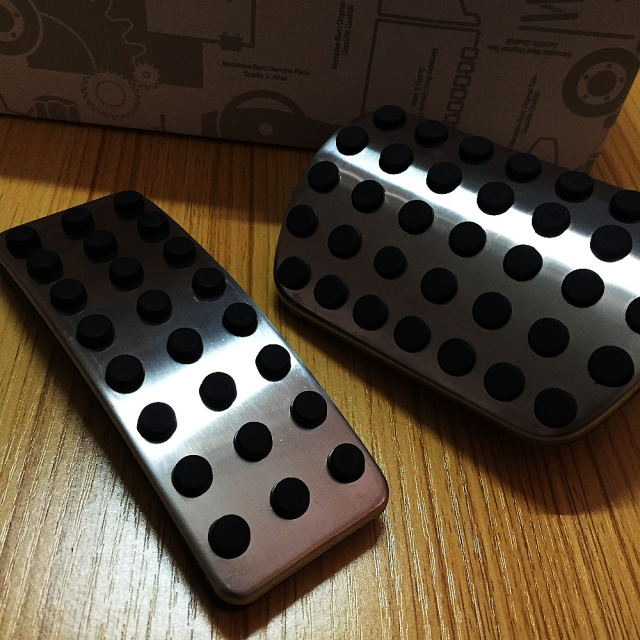 2個 プラグプレイガスブレーキフットペダルカバー ベンツ X117 C117 CLA180 CLA200 CLA220 CLA250 メルセデス CLA クーペシューティングブレの通販は 7,580円