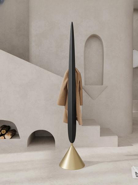 ミニマリストの北欧スタイルのベッドルームハンガー,スタンドポール,ハイエンドの金属製コーナーコートラック,芸術的なベッドサイドのインスタグラムの通販は